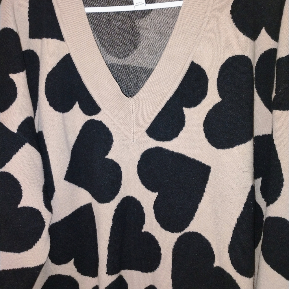 🔥Beige Heart-Print V-Neck Sweater PTP 28"🔥
